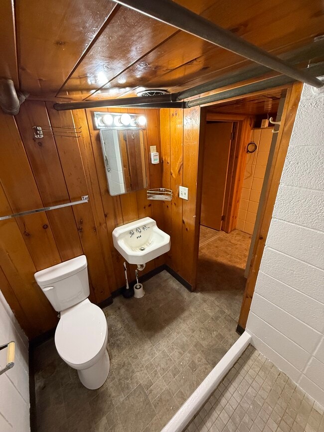 Building Photo - 1220 10th Ave N