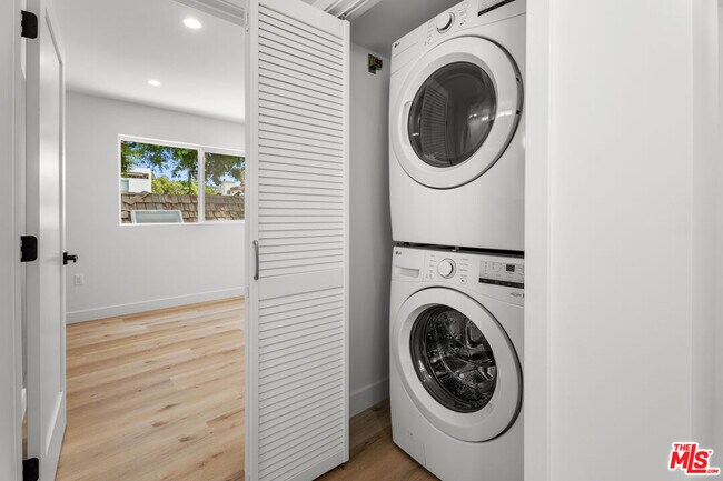 Building Photo - 2154 Patricia Ave