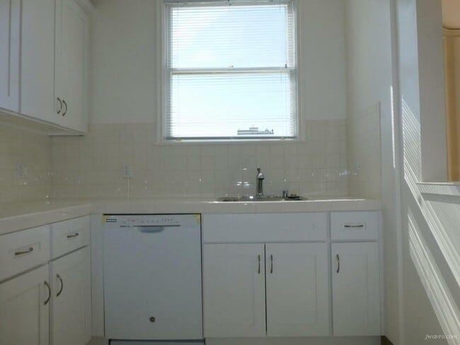 Building Photo - 2201 Pacific Ave