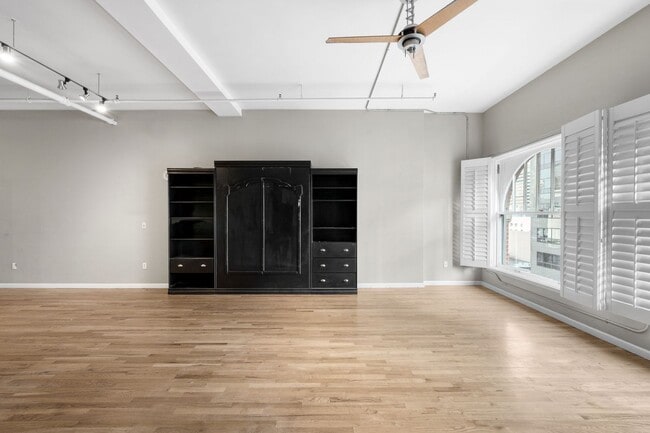 Building Photo - Spacious 1BD, 1BA Downtown Condo with Parking Spot