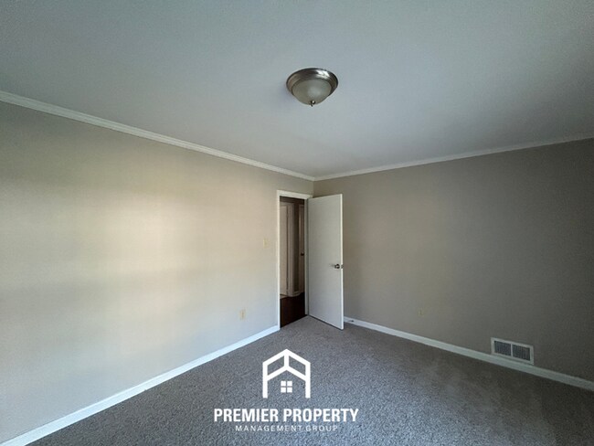 Building Photo - Spacious 4BR/2BA Southaven Home | Hardwood Floors, Fireplace & Fenced Yard with Shed