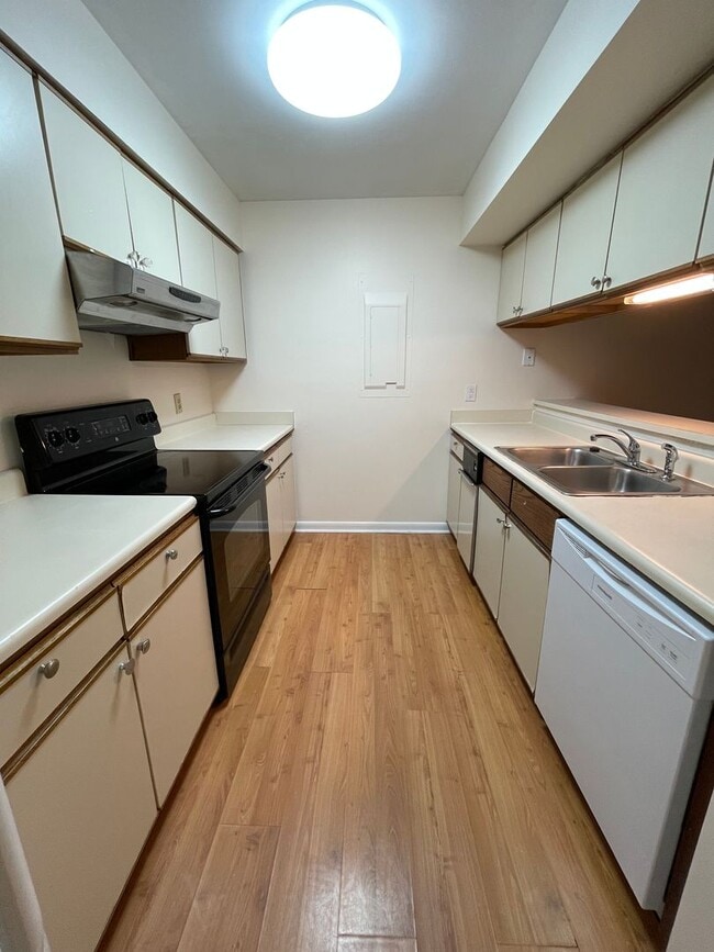 Building Photo - Spacious 3 bedroom in Finley Forest offers convenient location and neighborhood amenities