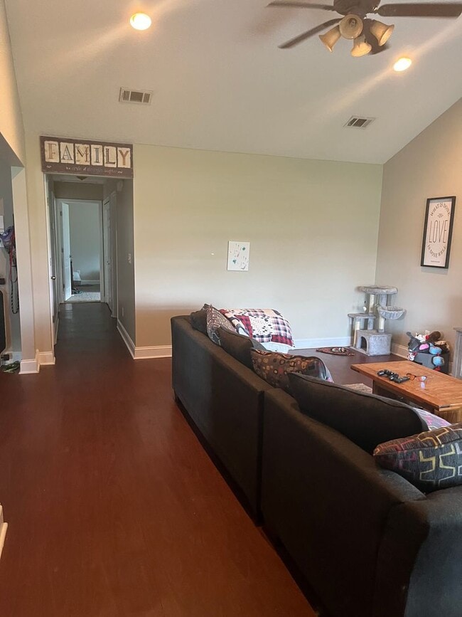 Building Photo - FOR RENT 3 Bed 2 bath Pet friendly home