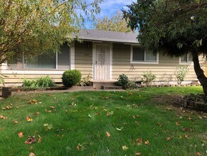 Building Photo - Updated 3 bedroom 1 1/2 bath home with a l...