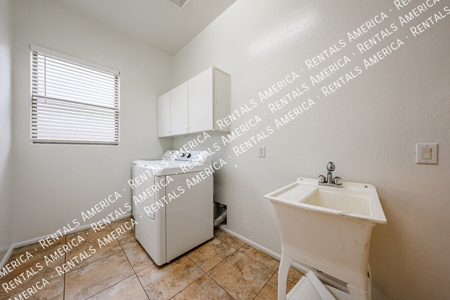 Building Photo - 6274 S View Ln