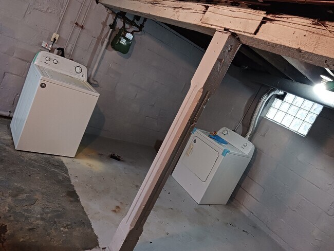 Building Photo - 1008 Elwell Ct