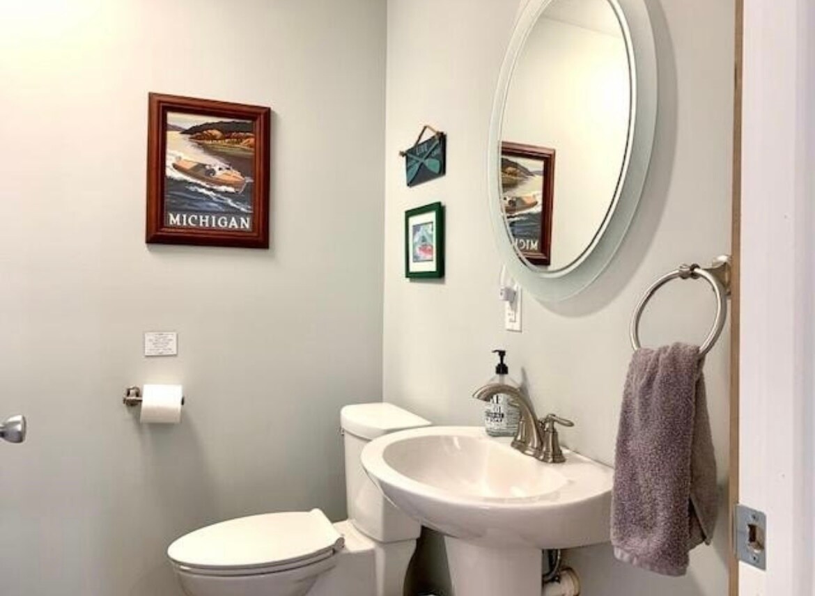 Bathroom 2 with waasher/dryer - 6023 Barnhart Rd