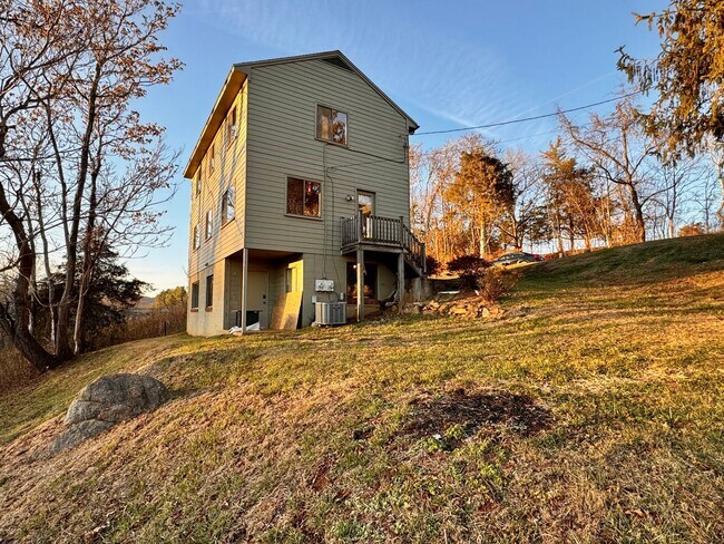 Building Photo - 2442 Red Hill Rd