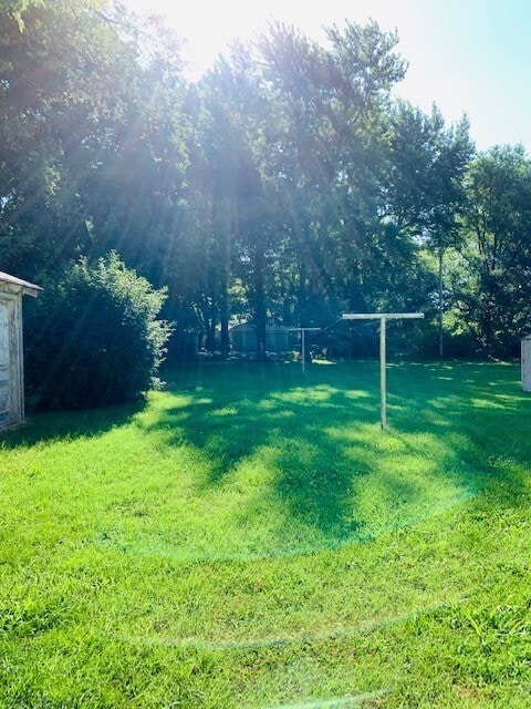 Building Photo - 2 BEDROOM 1 BATH HOUSE LARGE YARD AND GARAGE