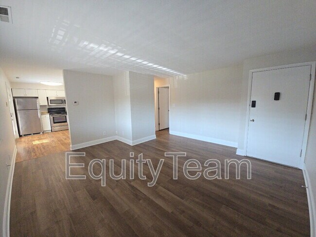 Building Photo - 204 N 10th St