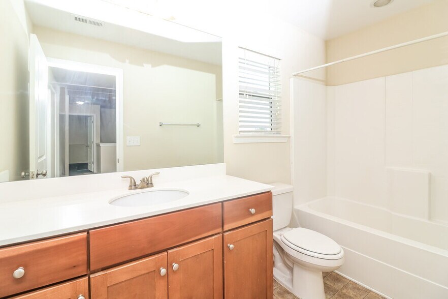 Building Photo - 374 Darbys Run Ct