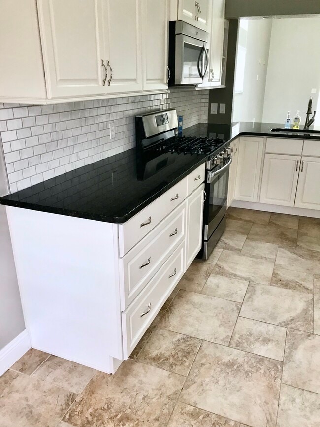 KITCHEN/CABINETS - 3679 Oakhill Dr