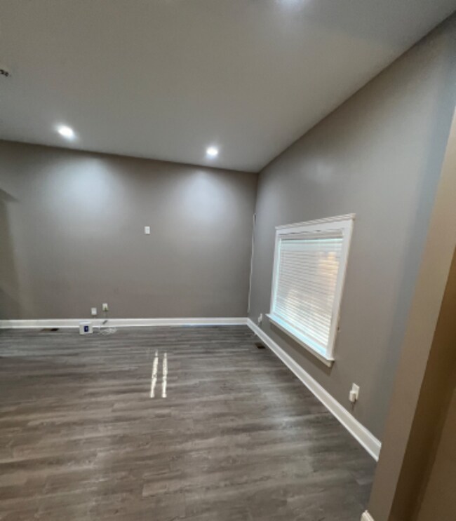 Building Photo - 1425 S Floyd St