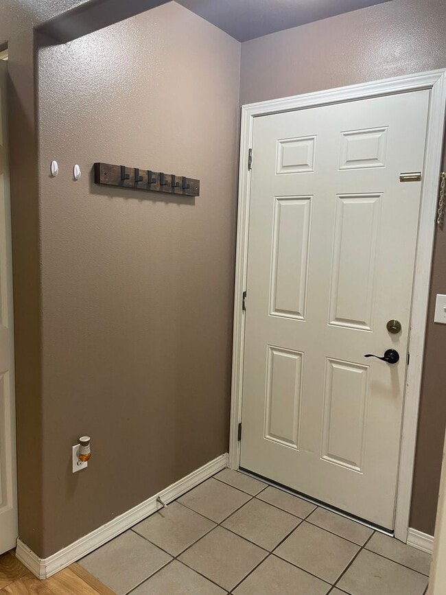 Building Photo - Town House in Post falls