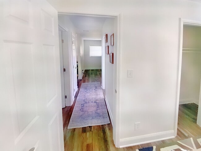 Building Photo - "Experience Urban Living at its Finest at The Flats at 2200!/"¡Experimenta la Vida Urbana en su M...