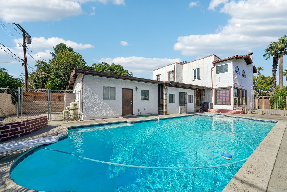 Building Photo - 3098 N Arrowhead Ave