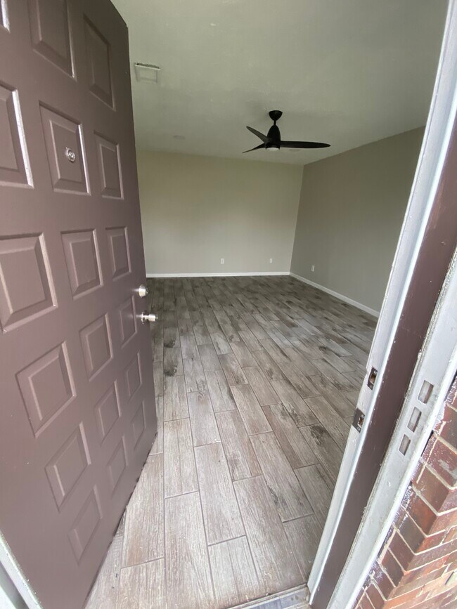 Building Photo - 1015 Kurze Ave