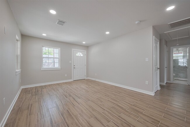 Building Photo - 4111 Beggs St