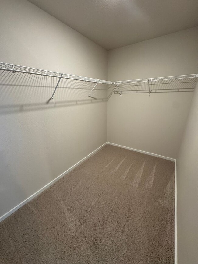Building Photo - 5 bedroom House in Northeast Salem!