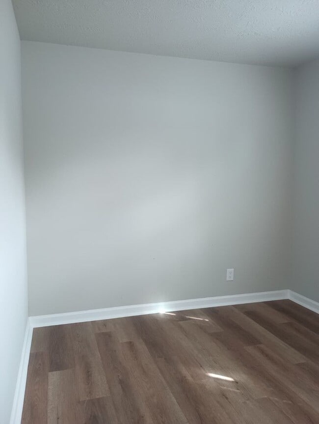 Building Photo - 3-bedroom, 1-bathroom home located inSouth...