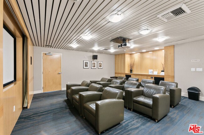 Building Photo - 13600 Marina Pointe Dr