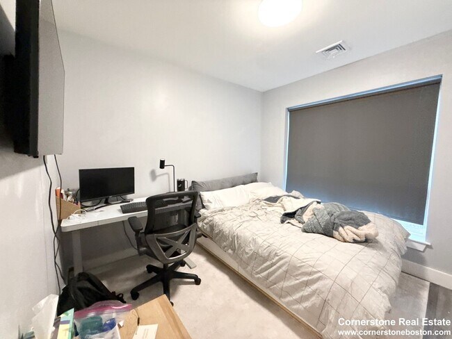 Building Photo - South Boston Renovated 2 Bed / 2 Bath – Garage Parking – Roof Deck – 9/1