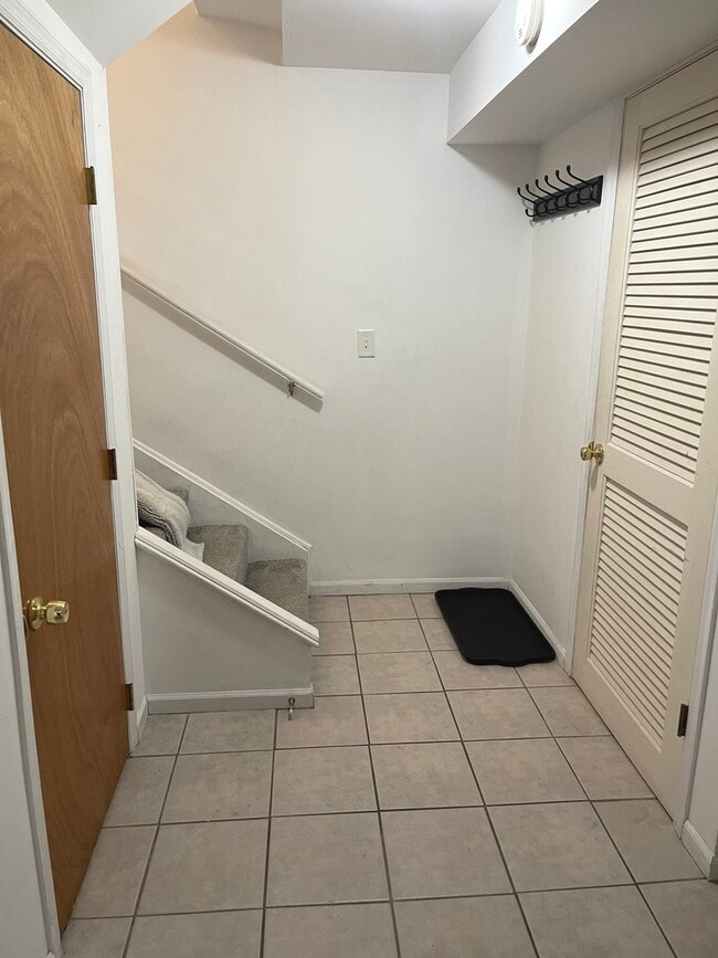 Building Photo - 7825 Banks St