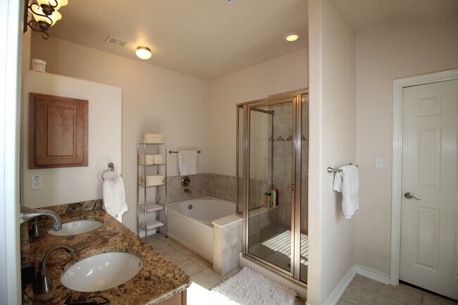 Building Photo - Rental in the Villas!