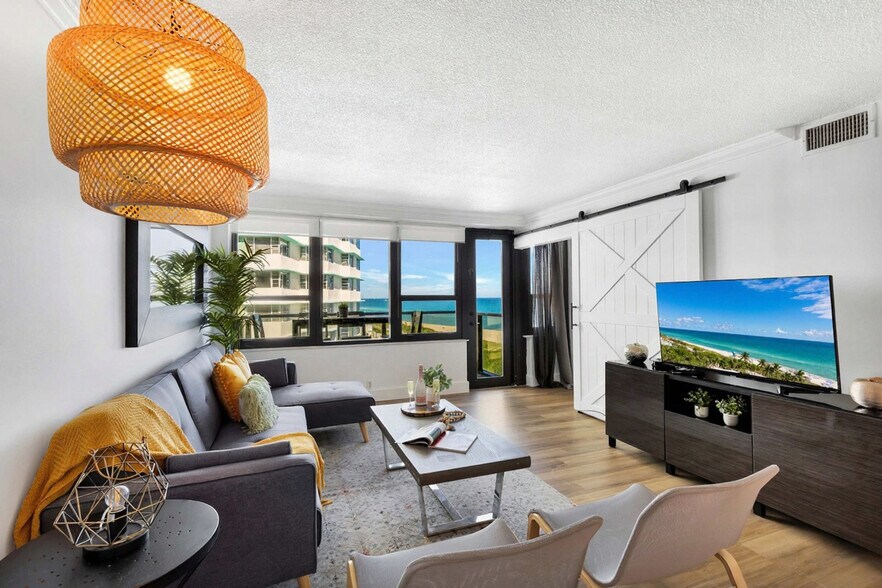 Building Photo - 5225 Collins Ave