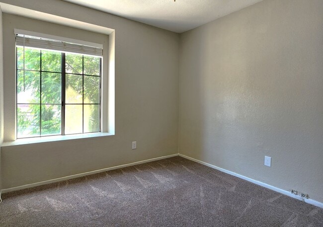 Building Photo - Corner Lot, 3BD, 2.5BA Home in Lake Elsinore