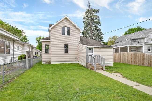 Building Photo - 622 E Joliet St