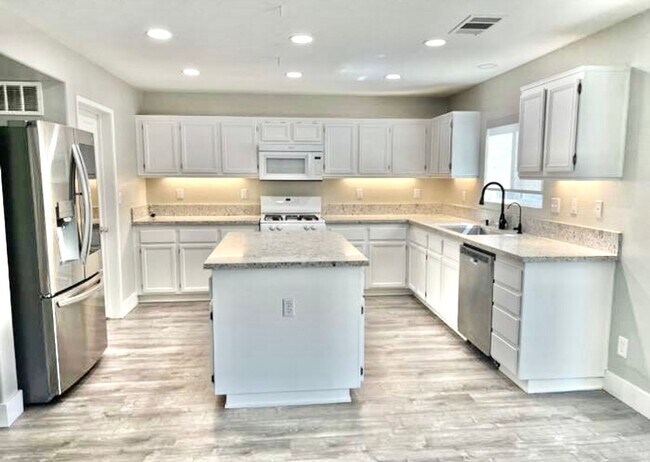 Building Photo - Beautiful 3 Bedroom Mapleton Home on a Residential Cul-De-Sac Street!