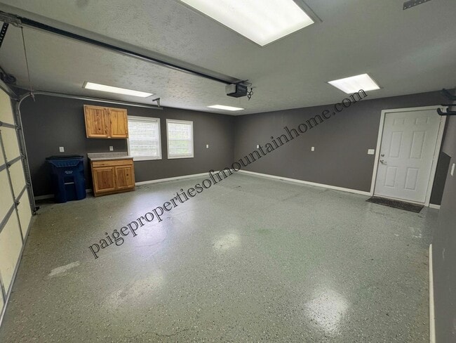 Building Photo - 4 Bed/2 Bath Home in Village Green