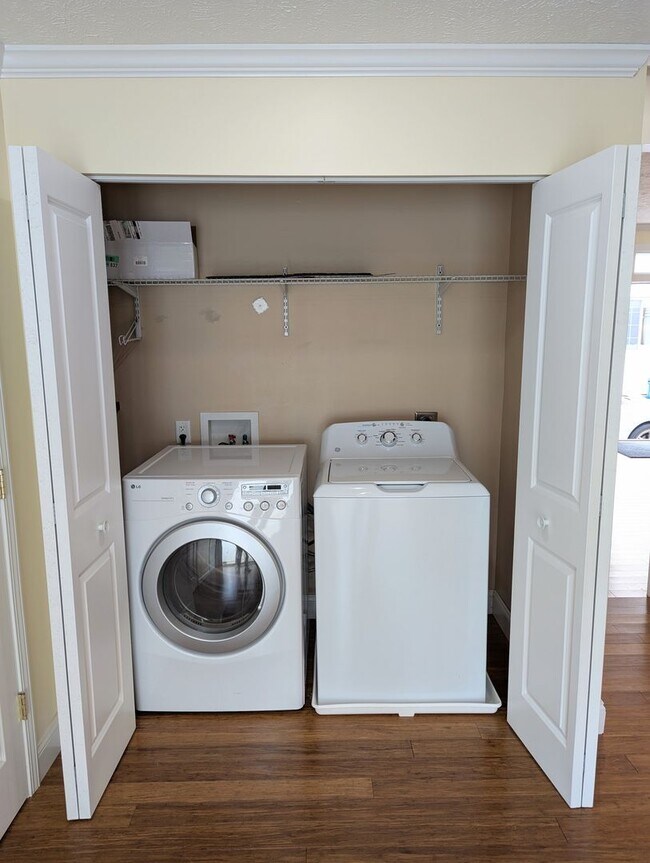 Building Photo - Spacious 2 Bedroom, 2.5 Bathroom Single Family Home (South Side Flats)