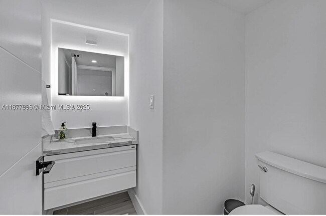 Building Photo - 2555 Collins Ave