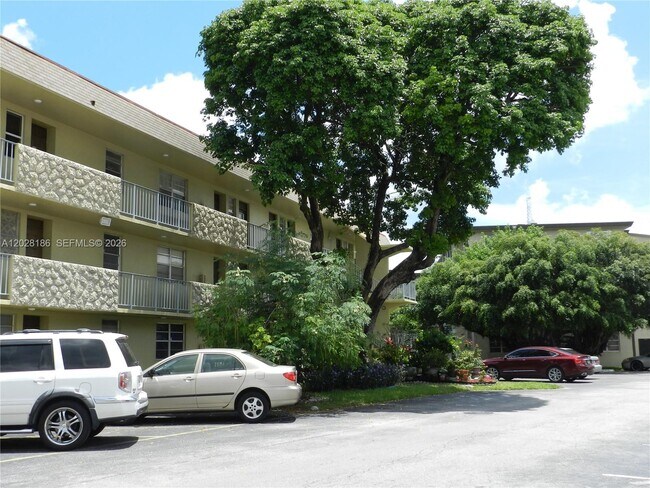 Building Photo - 5335 NW 10th Ct