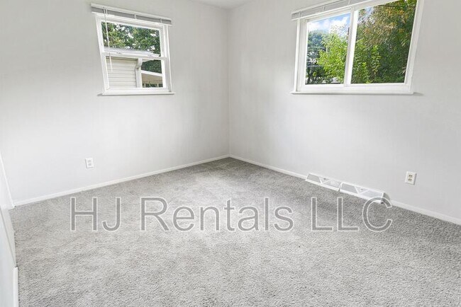 Building Photo - 532 Holiday Ave