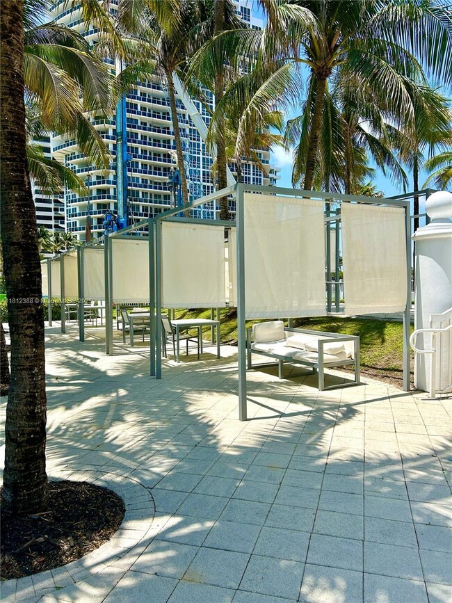Building Photo - 10275 Collins Ave