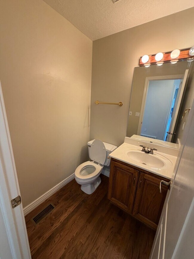 Building Photo - Spacious 4 Bed, 5 Bath Home with 3-Car Garage in Layton!