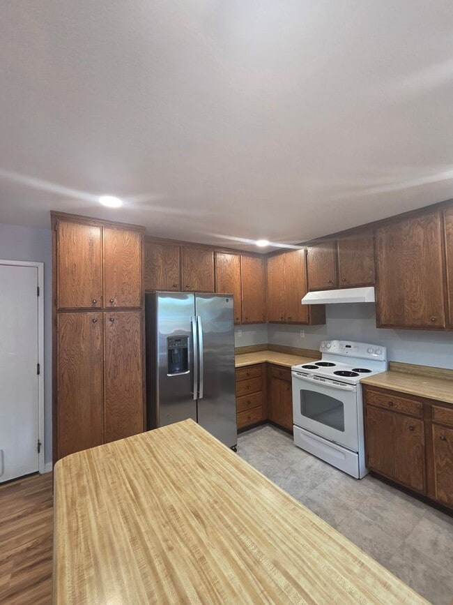 Building Photo - **Move - In Specials Available ! Reduced D...