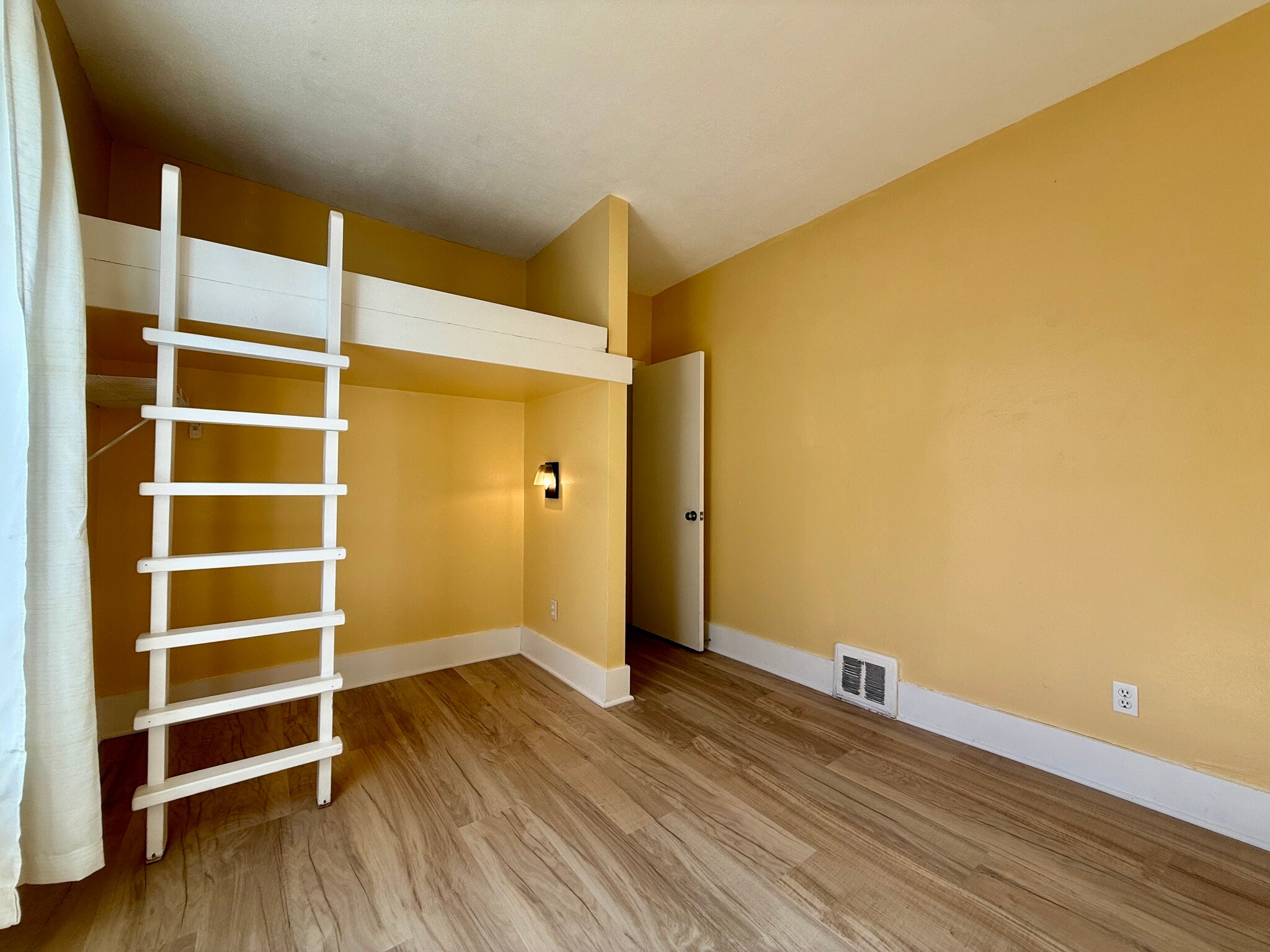 Building Photo - 909 Ouray Ave