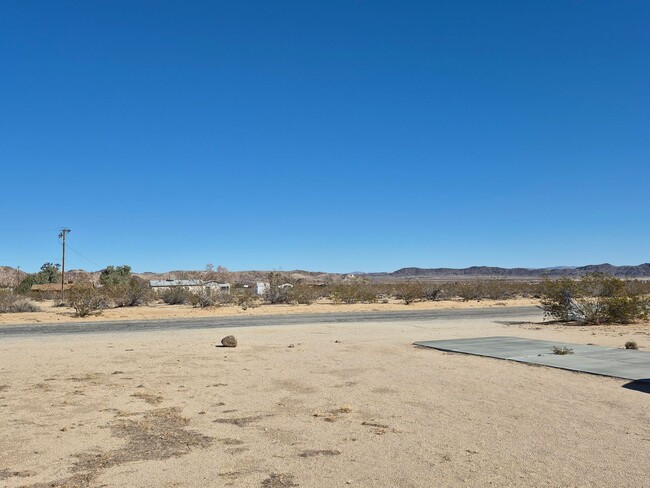 Building Photo - Cute 2 Bedroom with incredible views!