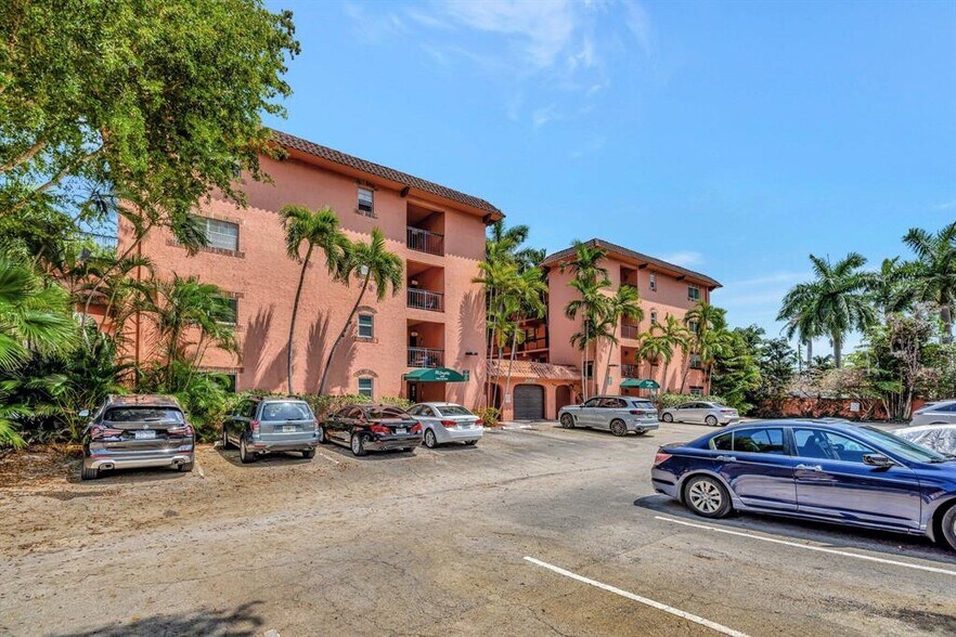 Building Photo - 640 Tennis Club Dr