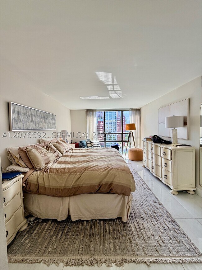 Building Photo - 1450 Brickell Bay Dr