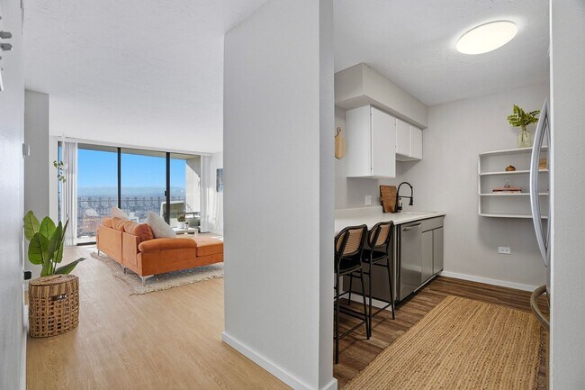 Building Photo - 35th Floor Downtown Denver Condo | 1 Bed | Private Balcony | Mountain Views