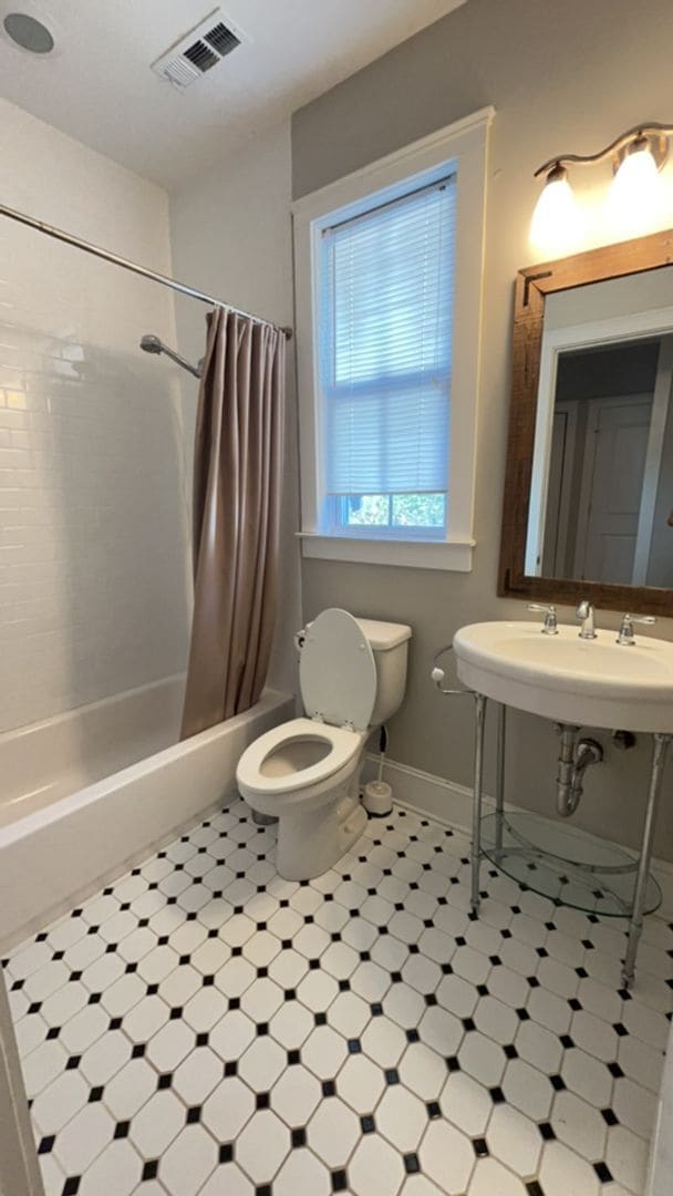 Building Photo - Available April 6th. Custom Built 3BR/2 BA Home in Park Circle!