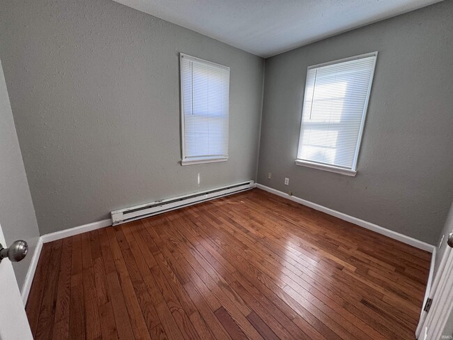 Building Photo - 2112 W 11th St