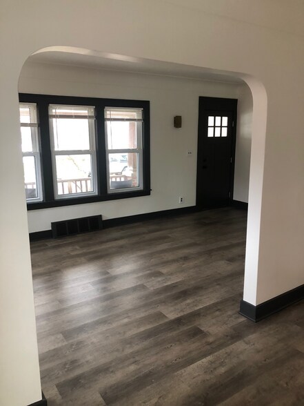 Living Room and Front Door - 524 S Dorchester Ave