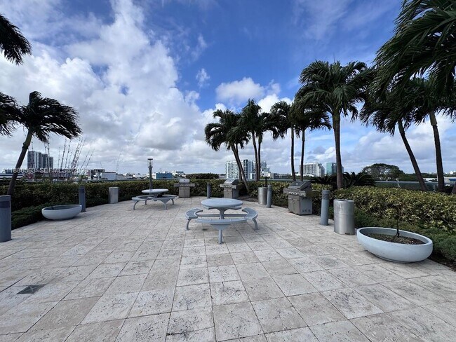 Building Photo - 601 NE 36th St