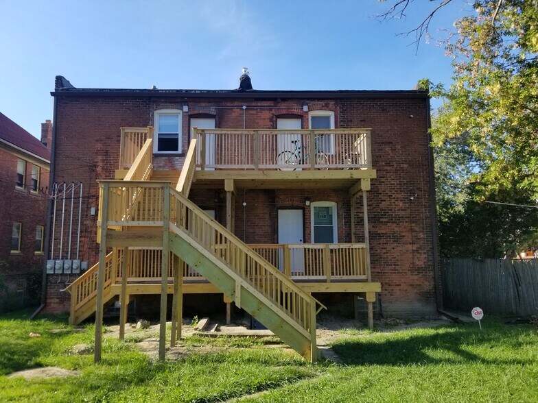 Building Photo - 865 Pingree St